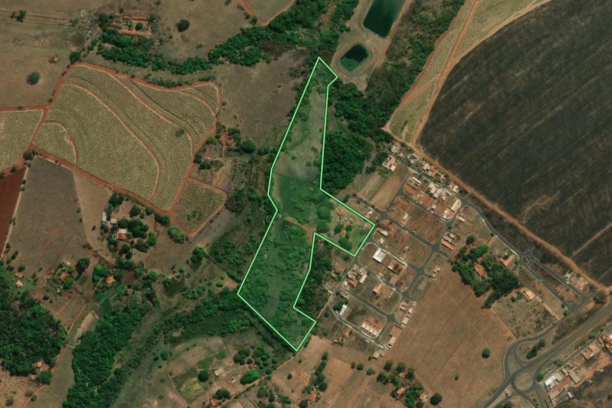 Imagem de satélite do imóvel rural em Serra Azul (SP), com o contorno declarado no CAR desenhado por cima.