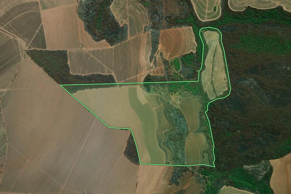 Imagem de satélite do imóvel rural em Serra Azul (SP), com o contorno declarado no CAR desenhado por cima.