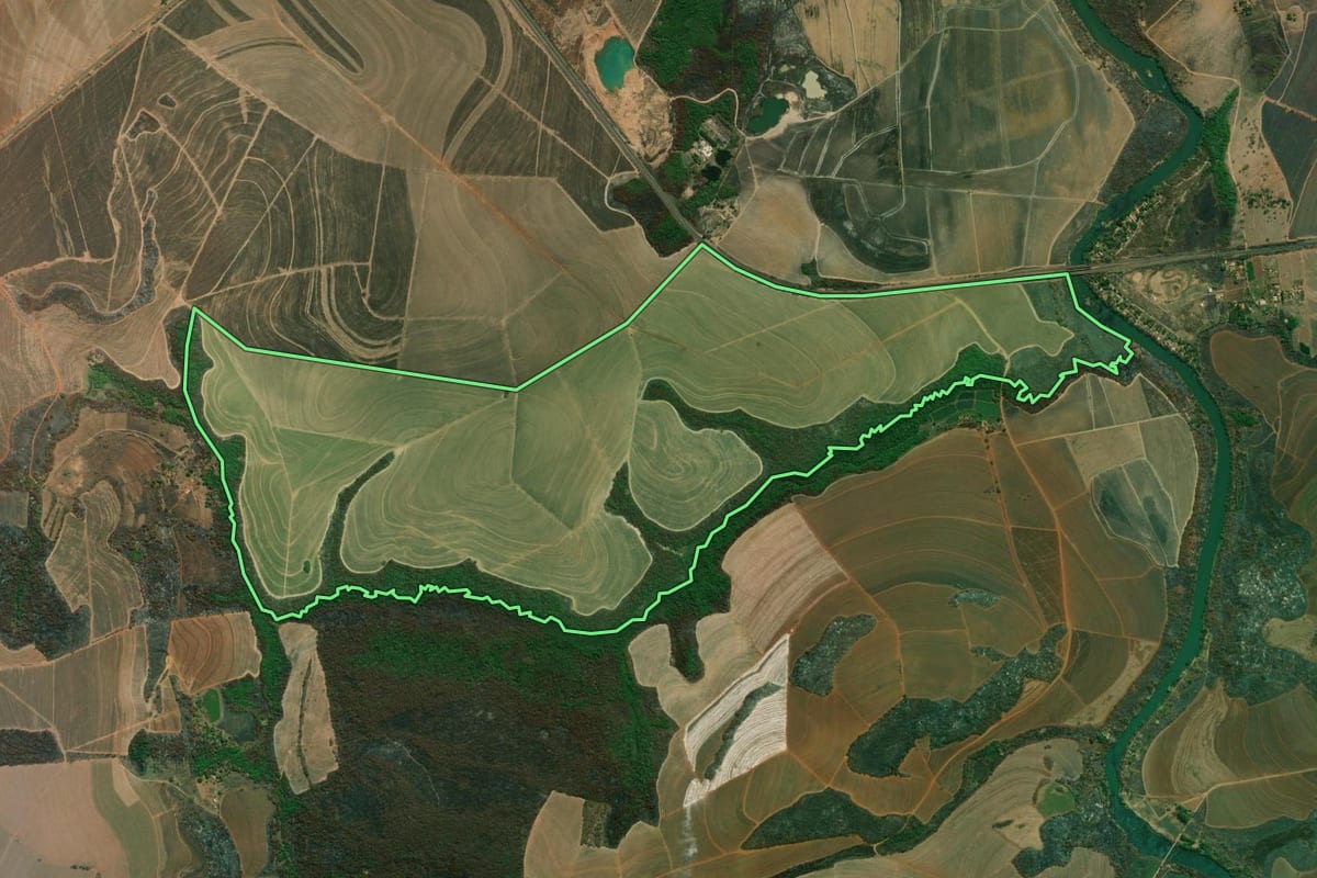 Imagem de satélite do imóvel rural em Serra Azul (SP), com o contorno declarado no CAR desenhado por cima.