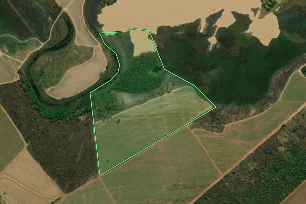 Imagem de satélite do imóvel rural em Serra Azul (SP), com o contorno declarado no CAR desenhado por cima.