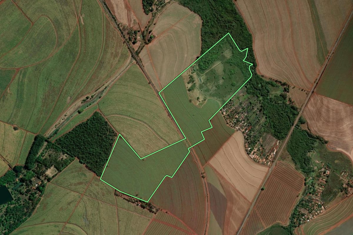 Imagem de satélite do imóvel rural em Serrana (SP), com o contorno declarado no CAR desenhado por cima.