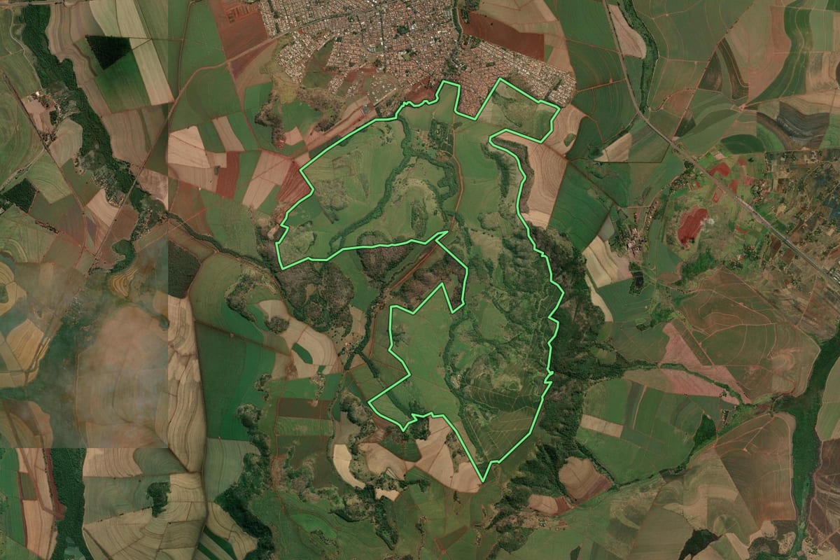 Imagem de satélite do imóvel rural em Serrana (SP), com o contorno declarado no CAR desenhado por cima.