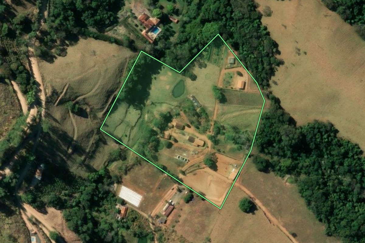 Imagem de satélite do imóvel rural em Serra Negra (SP), com o contorno declarado no CAR desenhado por cima.