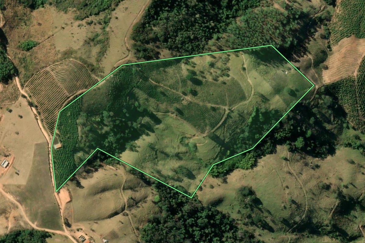 Imagem de satélite do imóvel rural em Serra Negra (SP), com o contorno declarado no CAR desenhado por cima.