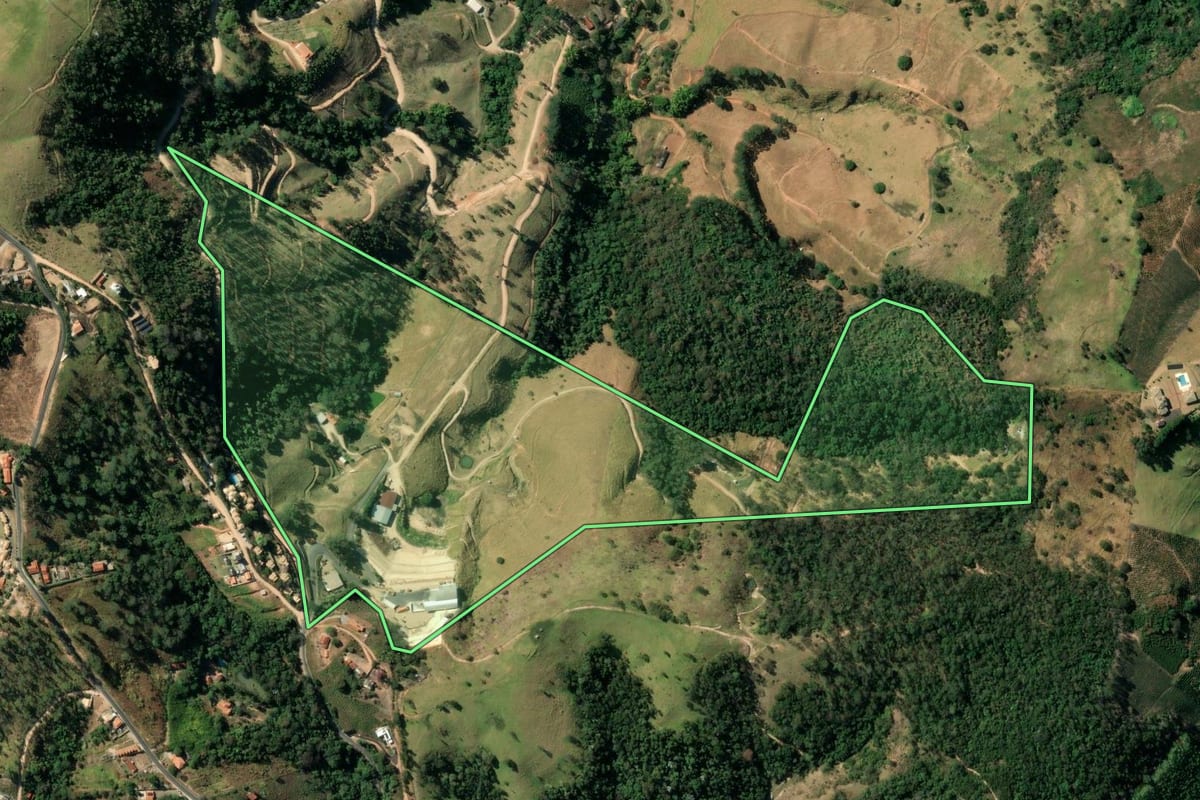 Imagem de satélite do imóvel rural em Serra Negra (SP), com o contorno declarado no CAR desenhado por cima.