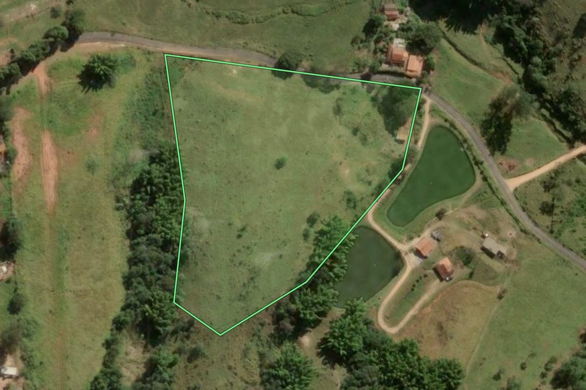 Imagem de satélite do imóvel rural em Serra Negra (SP), com o contorno declarado no CAR desenhado por cima.