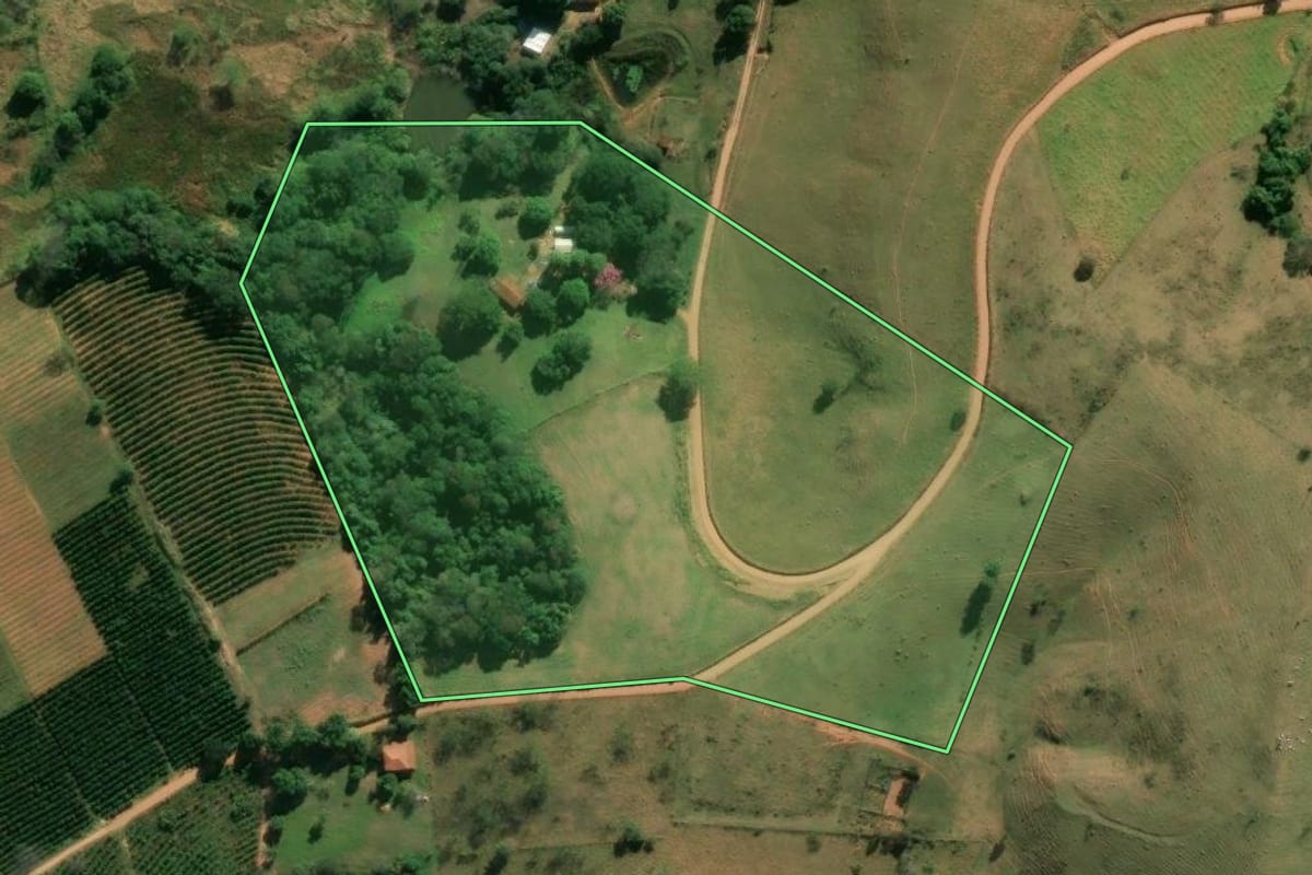 Imagem de satélite do imóvel rural em Serra Negra (SP), com o contorno declarado no CAR desenhado por cima.