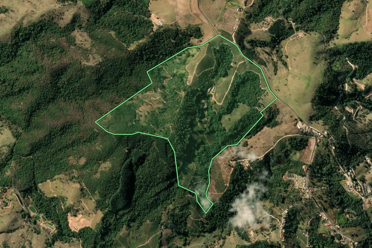 Imagem de satélite do imóvel rural em Serra Negra (SP), com o contorno declarado no CAR desenhado por cima.