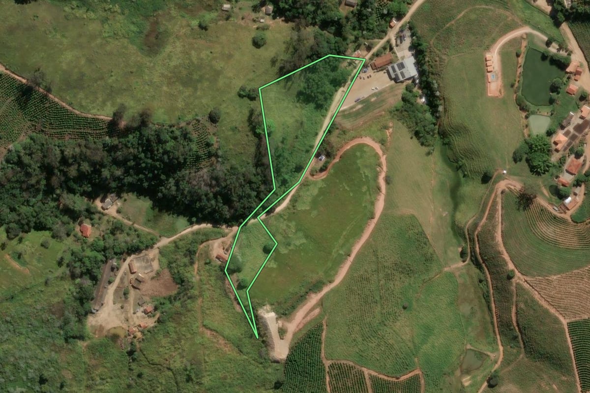 Imagem de satélite do imóvel rural em Serra Negra (SP), com o contorno declarado no CAR desenhado por cima.
