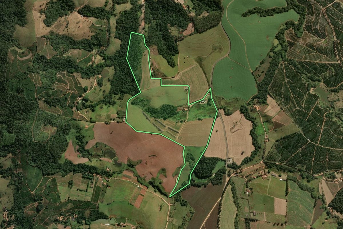 Imagem de satélite do imóvel rural em Serra Negra (SP), com o contorno declarado no CAR desenhado por cima.