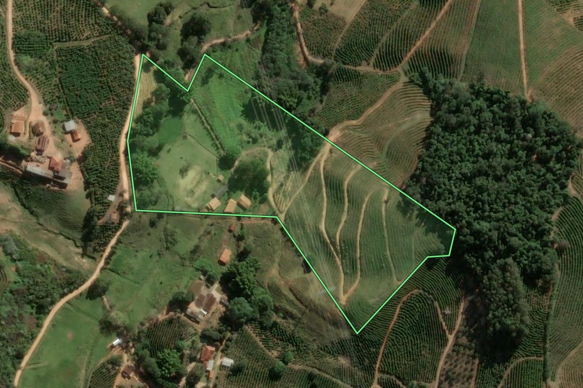 Imagem de satélite do imóvel rural em Serra Negra (SP), com o contorno declarado no CAR desenhado por cima.