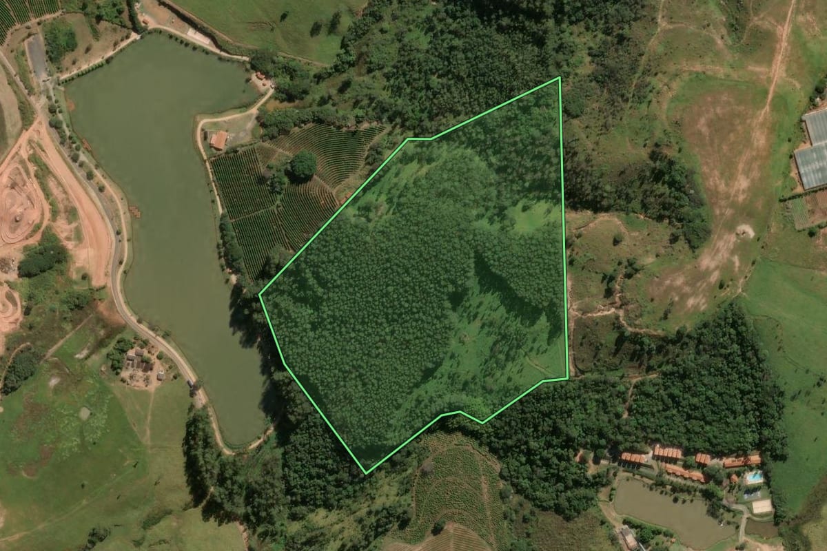 Imagem de satélite do imóvel rural em Serra Negra (SP), com o contorno declarado no CAR desenhado por cima.