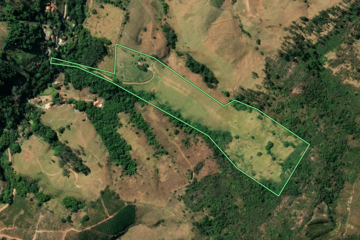 Imagem de satélite do imóvel rural em Serra Negra (SP), com o contorno declarado no CAR desenhado por cima.