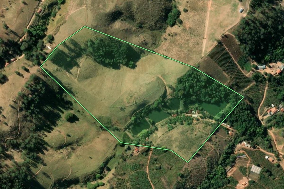 Imagem de satélite do imóvel rural em Serra Negra (SP), com o contorno declarado no CAR desenhado por cima.