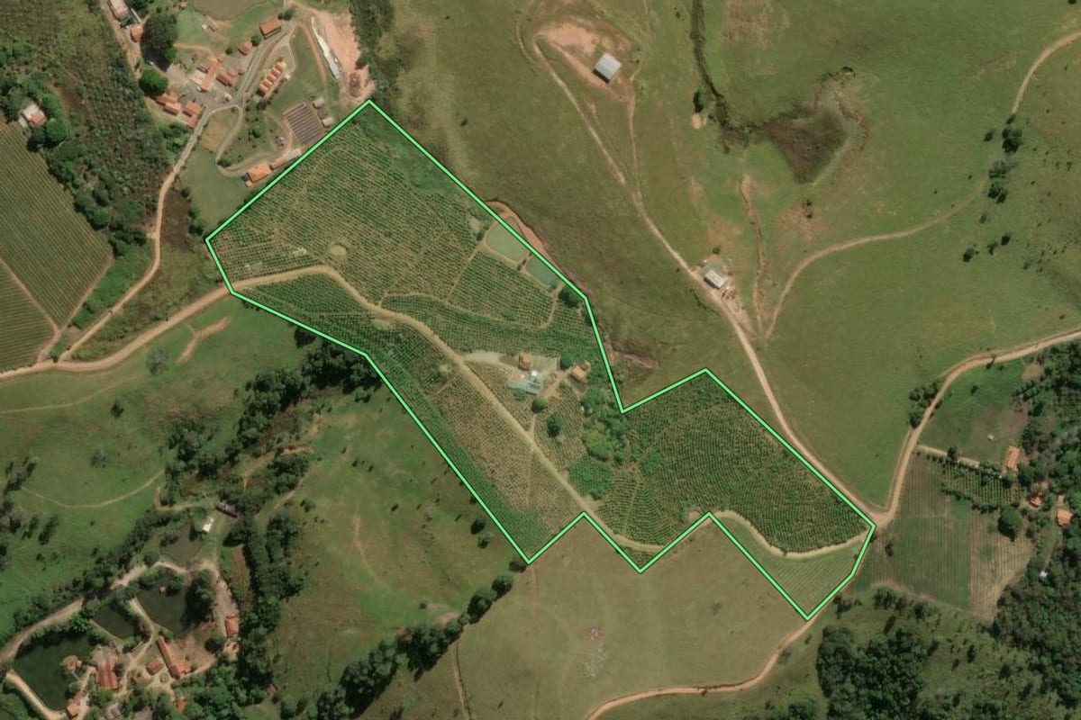 Imagem de satélite do imóvel rural em Serra Negra (SP), com o contorno declarado no CAR desenhado por cima.