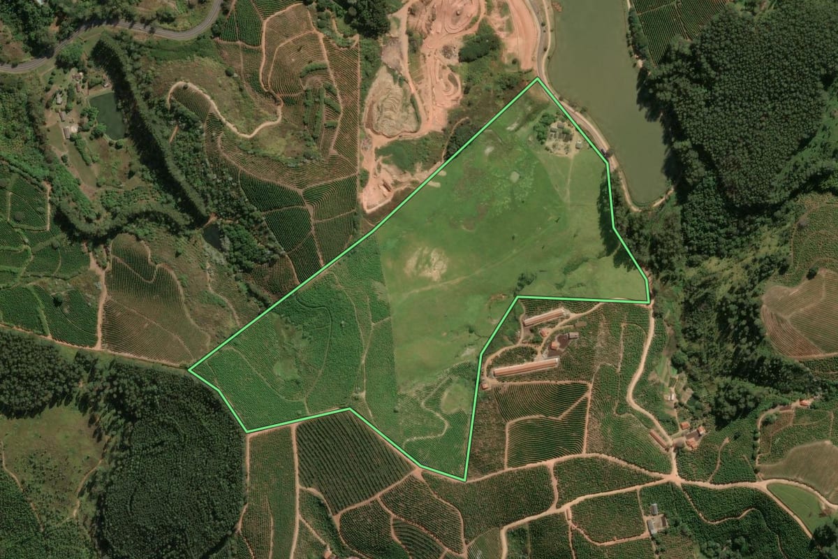 Imagem de satélite do imóvel rural em Serra Negra (SP), com o contorno declarado no CAR desenhado por cima.