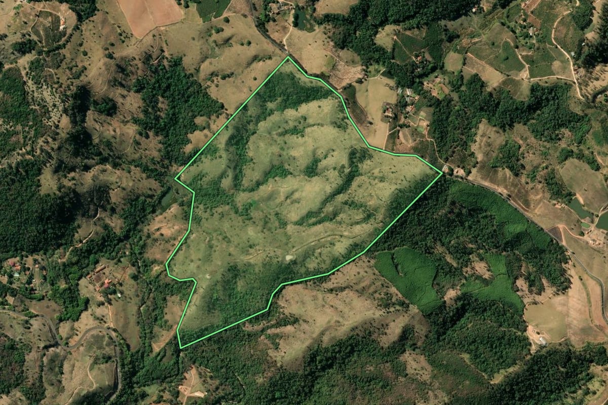 Imagem de satélite do imóvel rural em Serra Negra (SP), com o contorno declarado no CAR desenhado por cima.