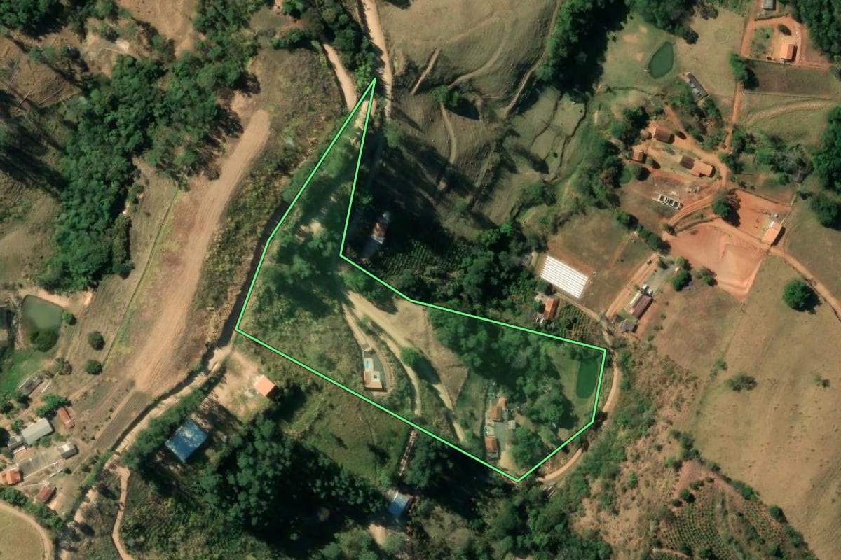 Imagem de satélite do imóvel rural em Serra Negra (SP), com o contorno declarado no CAR desenhado por cima.