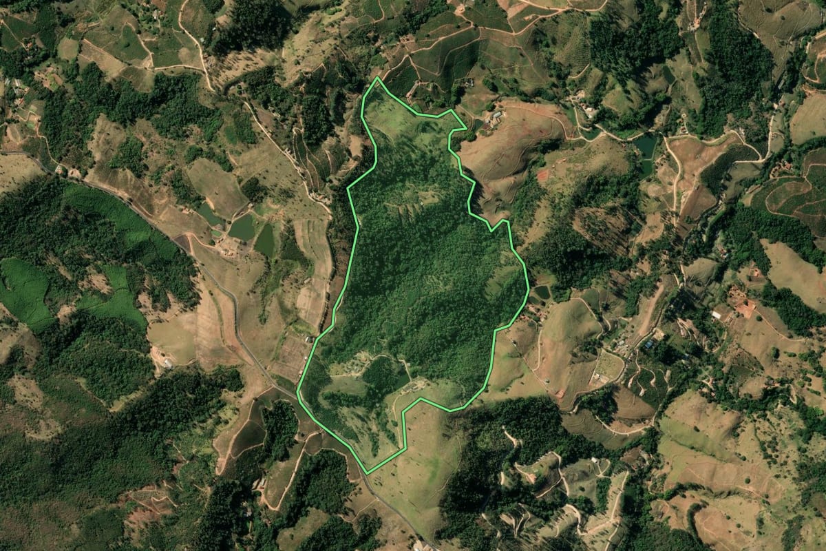 Imagem de satélite do imóvel rural em Serra Negra (SP), com o contorno declarado no CAR desenhado por cima.