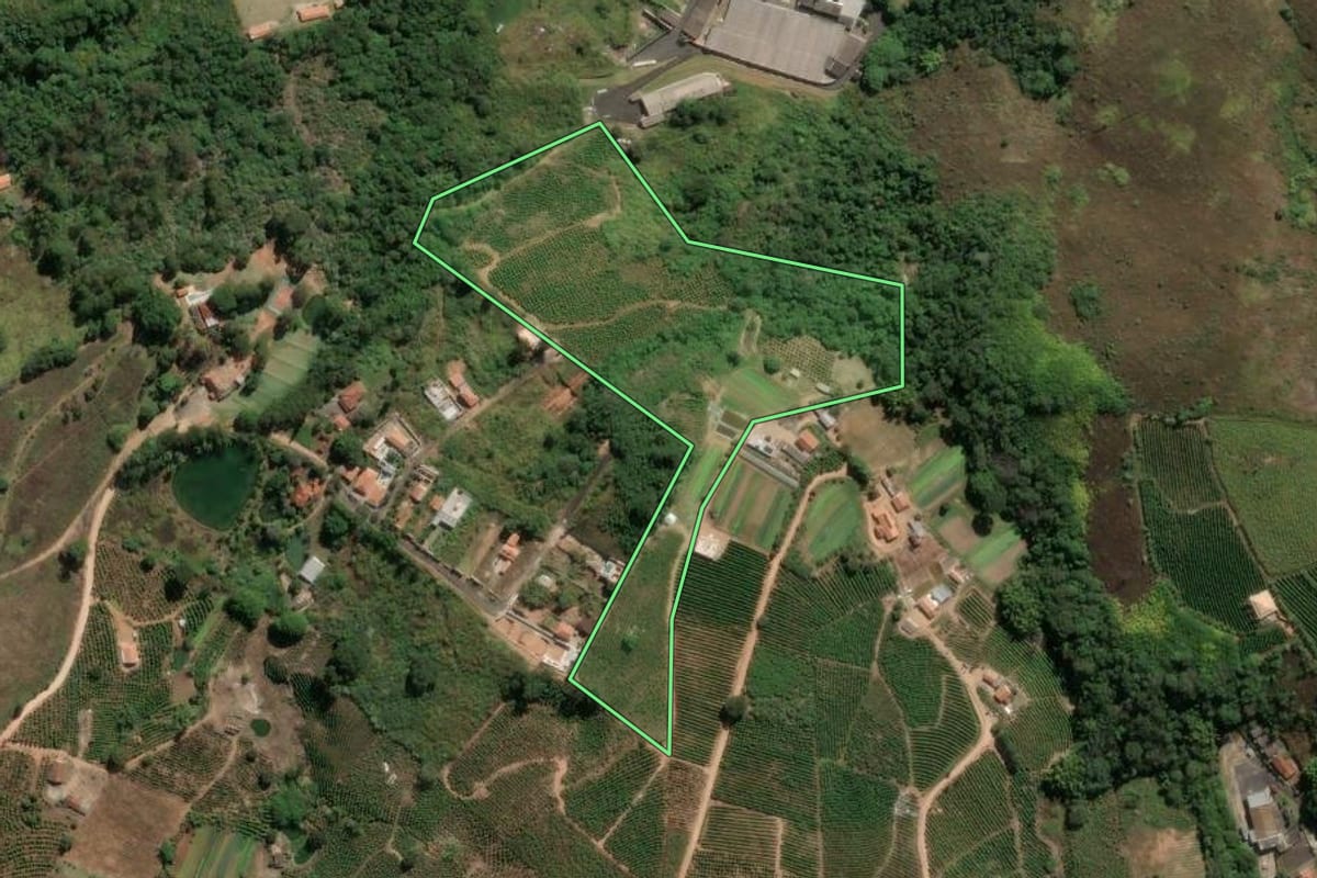 Imagem de satélite do imóvel rural em Serra Negra (SP), com o contorno declarado no CAR desenhado por cima.