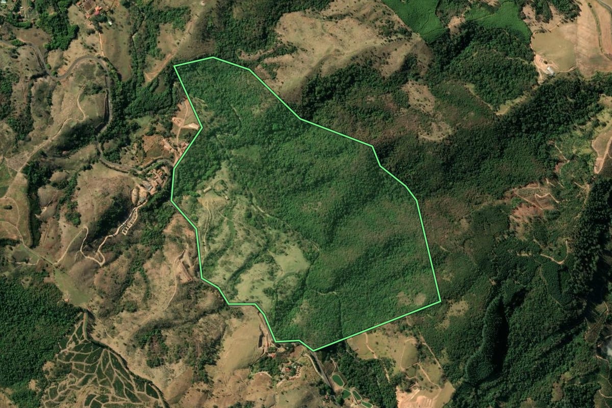 Imagem de satélite do imóvel rural em Serra Negra (SP), com o contorno declarado no CAR desenhado por cima.