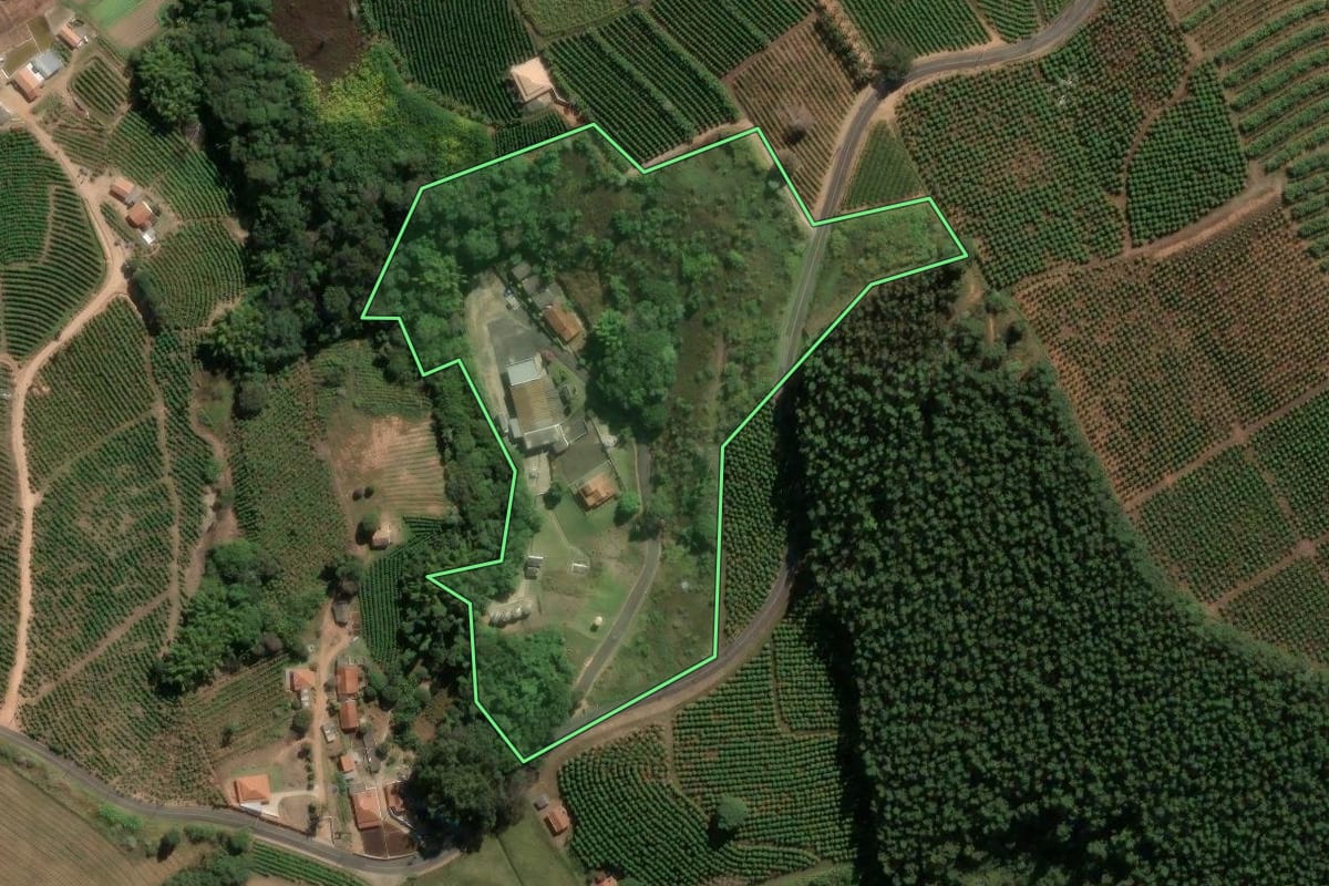 Imagem de satélite do imóvel rural em Serra Negra (SP), com o contorno declarado no CAR desenhado por cima.