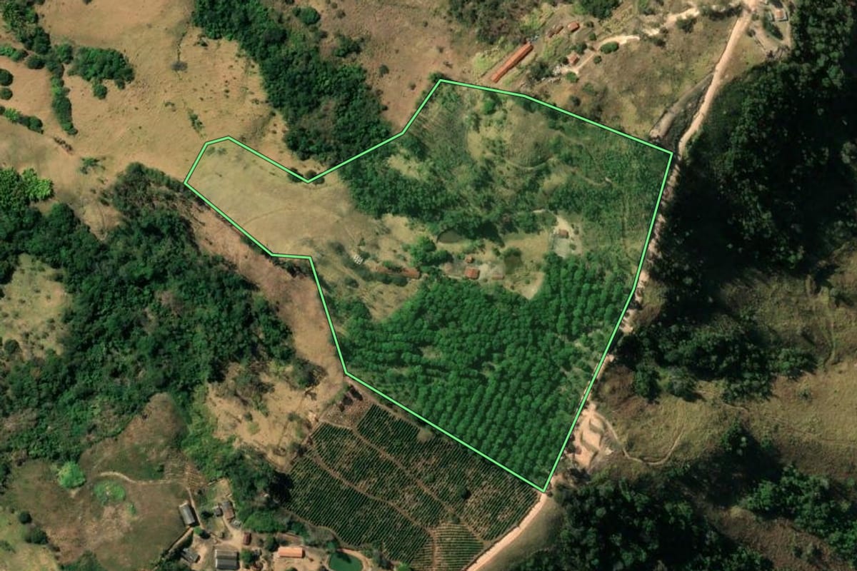 Imagem de satélite do imóvel rural em Serra Negra (SP), com o contorno declarado no CAR desenhado por cima.