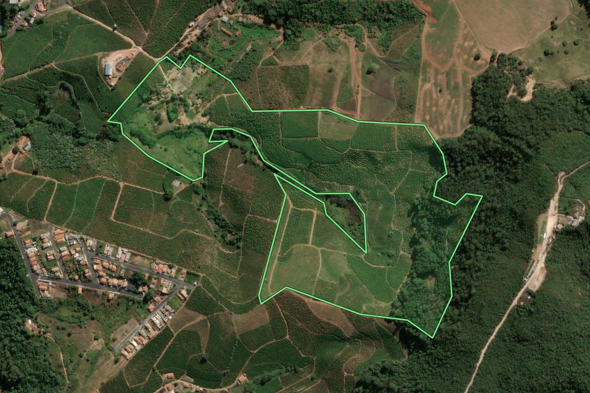 Imagem de satélite do imóvel rural em Serra Negra (SP), com o contorno declarado no CAR desenhado por cima.