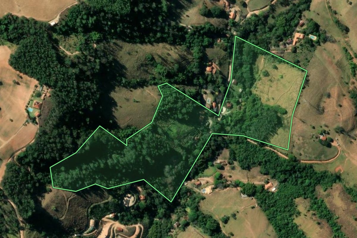 Imagem de satélite do imóvel rural em Serra Negra (SP), com o contorno declarado no CAR desenhado por cima.