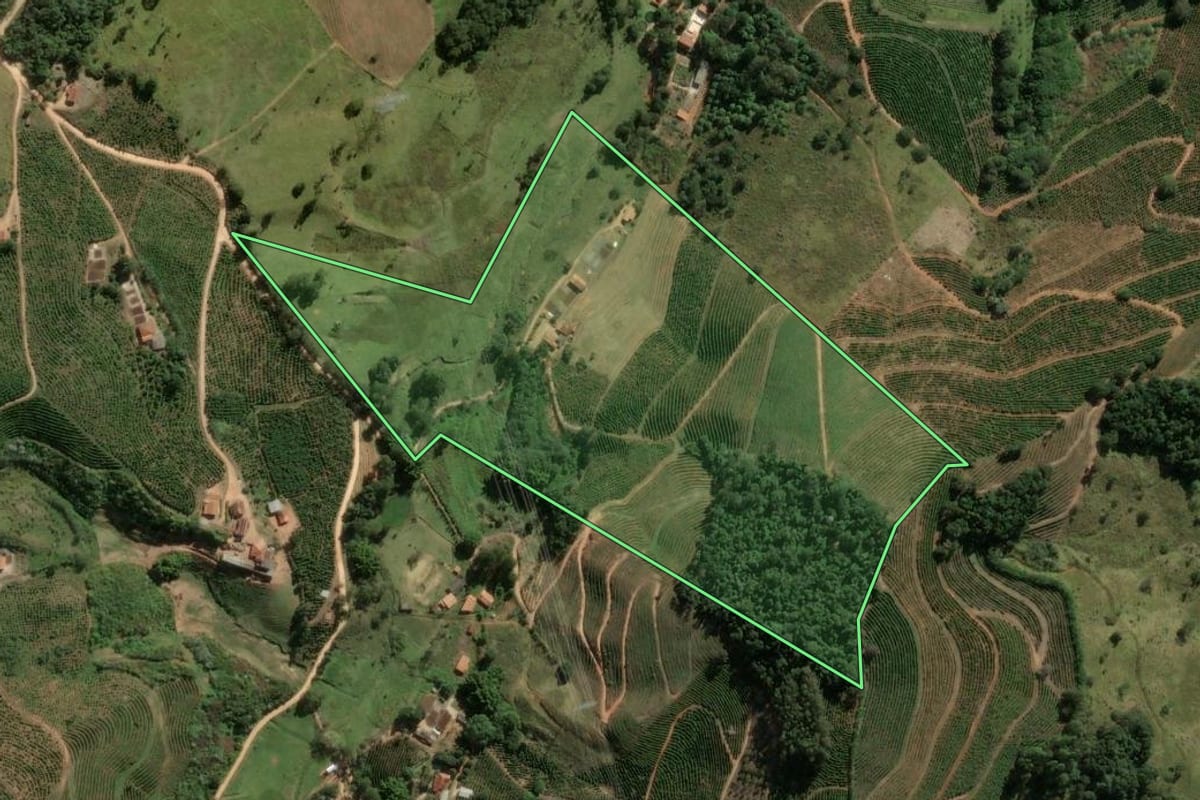 Imagem de satélite do imóvel rural em Serra Negra (SP), com o contorno declarado no CAR desenhado por cima.