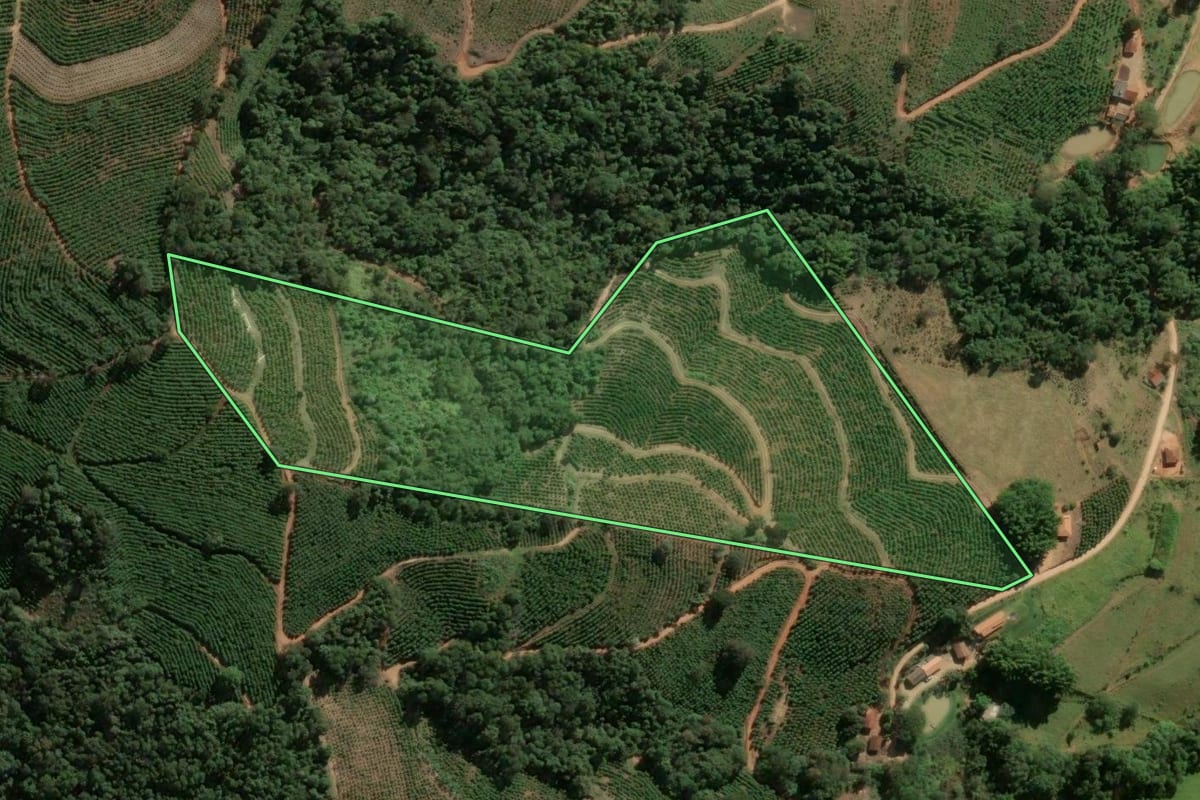 Imagem de satélite do imóvel rural em Serra Negra (SP), com o contorno declarado no CAR desenhado por cima.