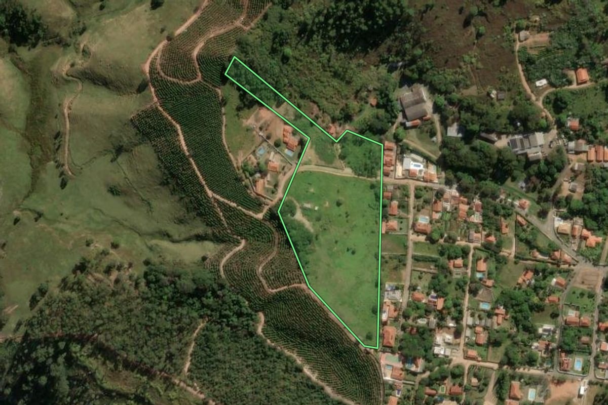 Imagem de satélite do imóvel rural em Serra Negra (SP), com o contorno declarado no CAR desenhado por cima.