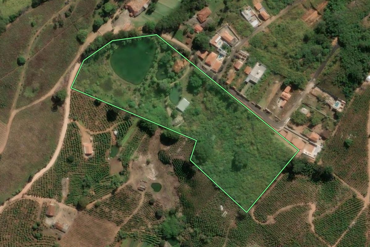Imagem de satélite do imóvel rural em Serra Negra (SP), com o contorno declarado no CAR desenhado por cima.