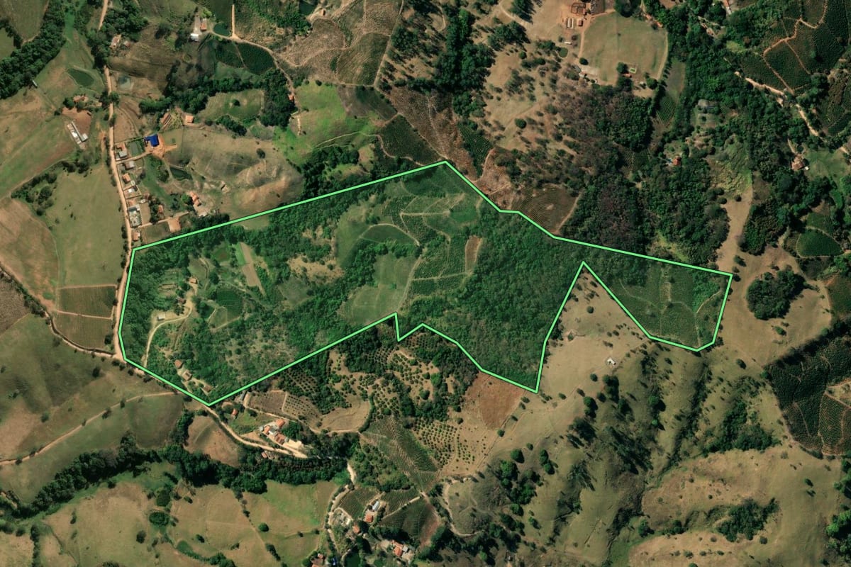 Imagem de satélite do imóvel rural em Serra Negra (SP), com o contorno declarado no CAR desenhado por cima.