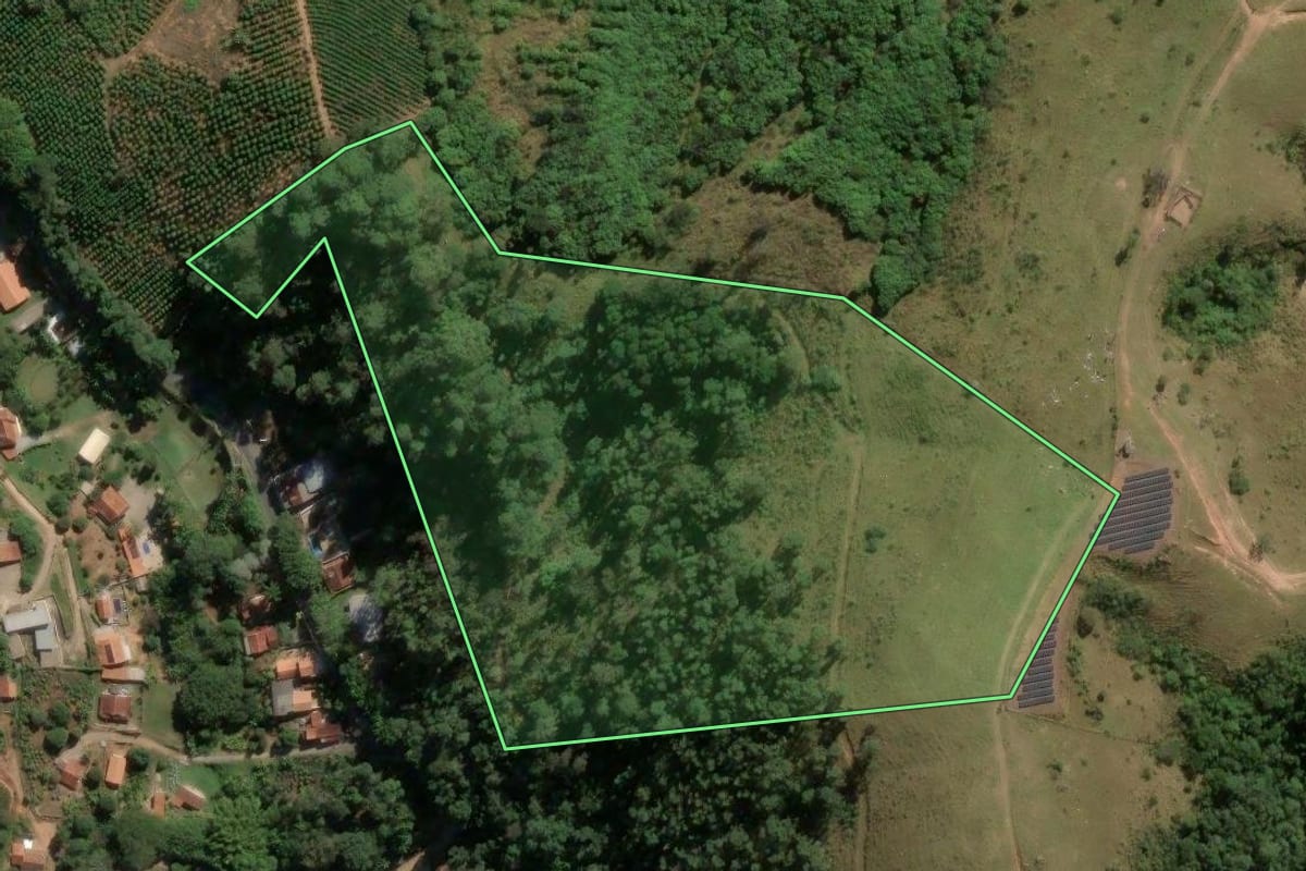 Imagem de satélite do imóvel rural em Serra Negra (SP), com o contorno declarado no CAR desenhado por cima.