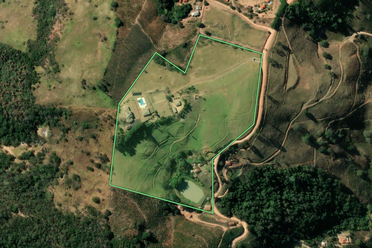 Imagem de satélite do imóvel rural em Serra Negra (SP), com o contorno declarado no CAR desenhado por cima.
