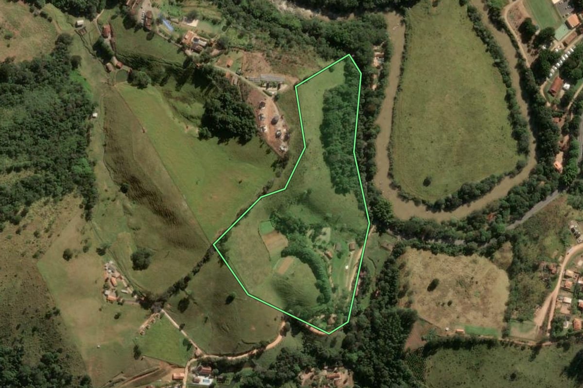 Imagem de satélite do imóvel rural em Serra Negra (SP), com o contorno declarado no CAR desenhado por cima.