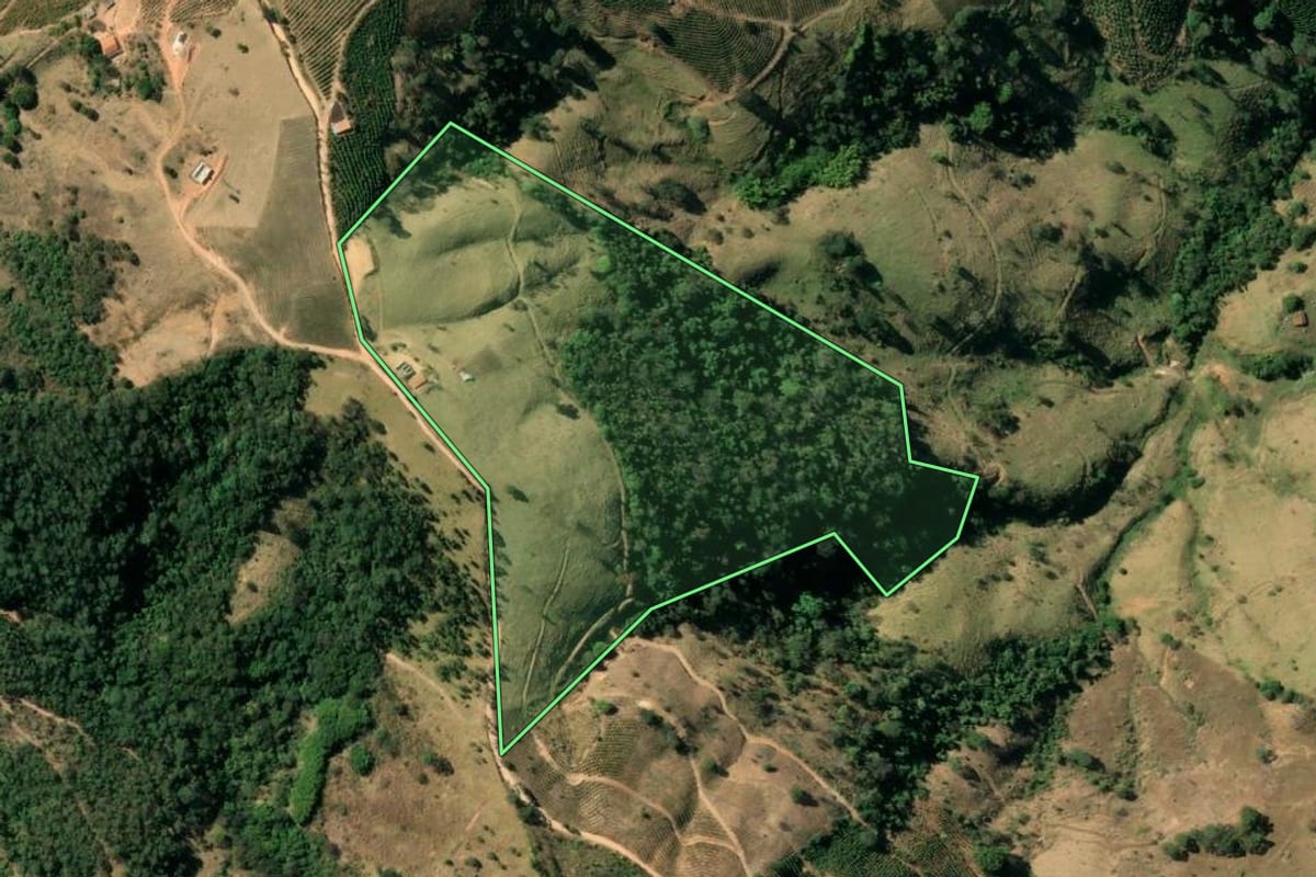 Imagem de satélite do imóvel rural em Serra Negra (SP), com o contorno declarado no CAR desenhado por cima.