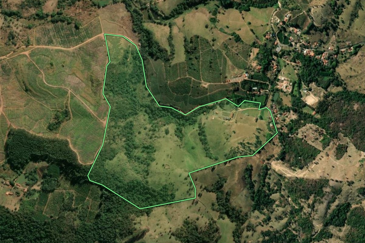 Imagem de satélite do imóvel rural em Serra Negra (SP), com o contorno declarado no CAR desenhado por cima.