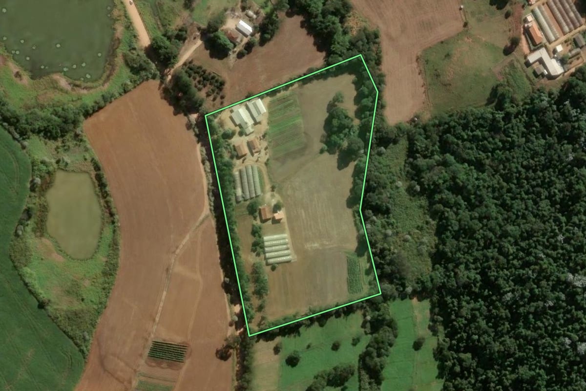 Imagem de satélite do imóvel rural em Serra Negra (SP), com o contorno declarado no CAR desenhado por cima.