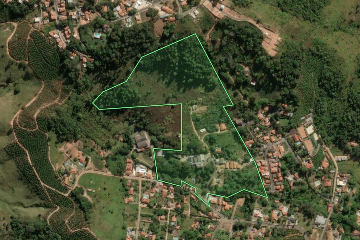 Imagem de satélite do imóvel rural em Serra Negra (SP), com o contorno declarado no CAR desenhado por cima.