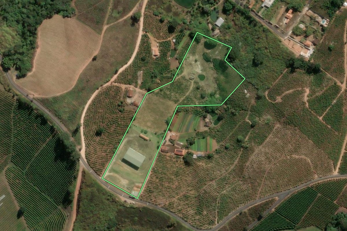 Imagem de satélite do imóvel rural em Serra Negra (SP), com o contorno declarado no CAR desenhado por cima.
