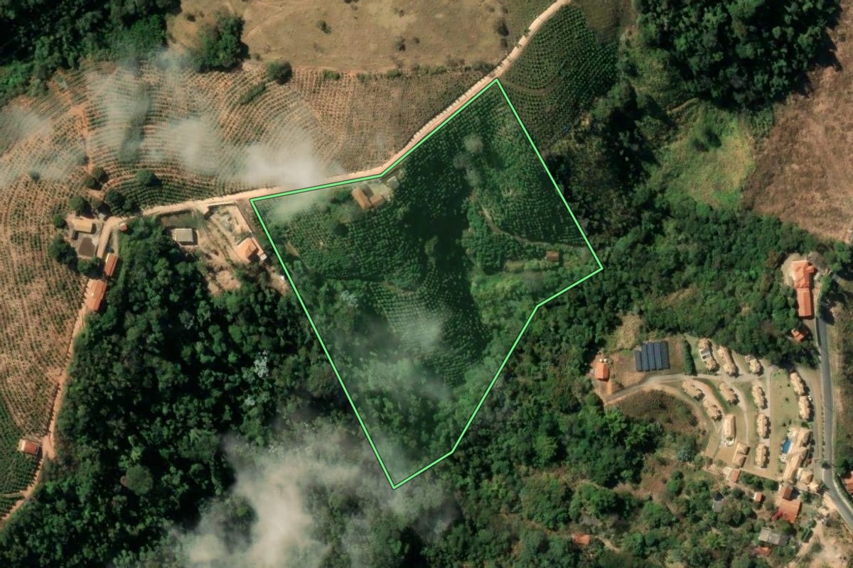 Imagem de satélite do imóvel rural em Serra Negra (SP), com o contorno declarado no CAR desenhado por cima.
