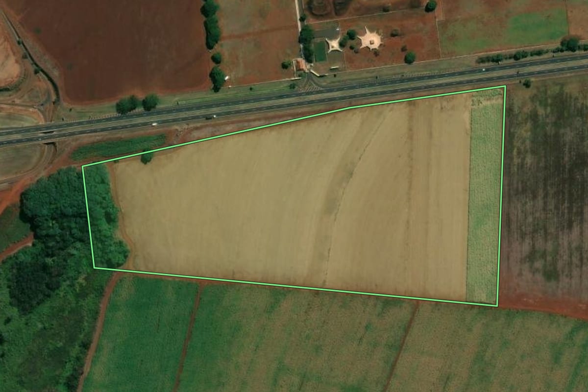 Imagem de satélite do imóvel rural em Sertãozinho (SP), com o contorno declarado no CAR desenhado por cima.