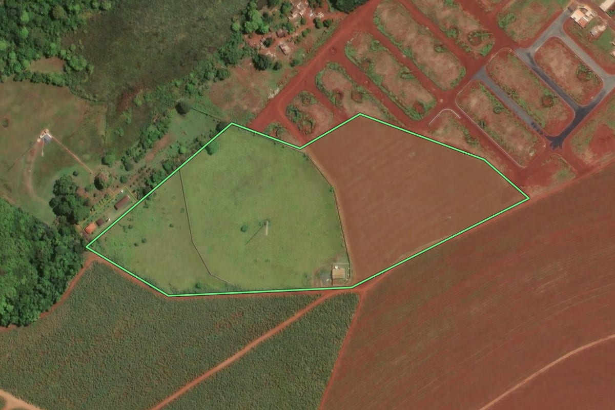 Imagem de satélite do imóvel rural em Sertãozinho (SP), com o contorno declarado no CAR desenhado por cima.
