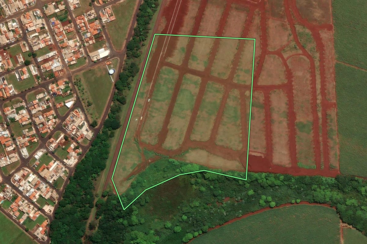 Imagem de satélite do imóvel rural em Sertãozinho (SP), com o contorno declarado no CAR desenhado por cima.