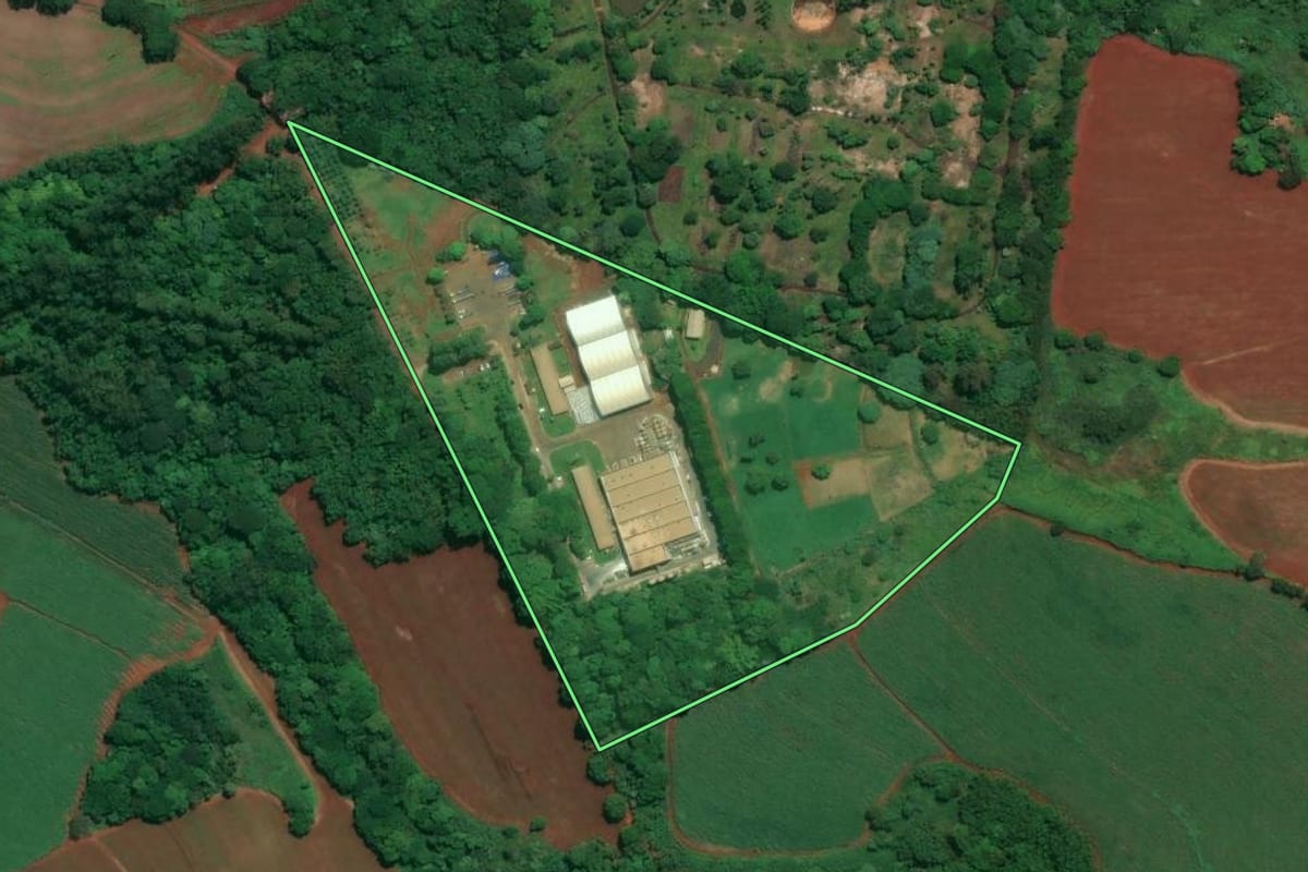 Imagem de satélite do imóvel rural em Sertãozinho (SP), com o contorno declarado no CAR desenhado por cima.