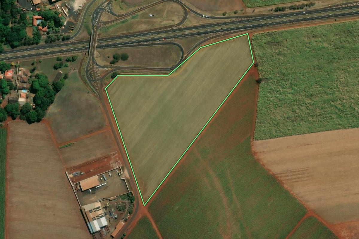 Imagem de satélite do imóvel rural em Sertãozinho (SP), com o contorno declarado no CAR desenhado por cima.