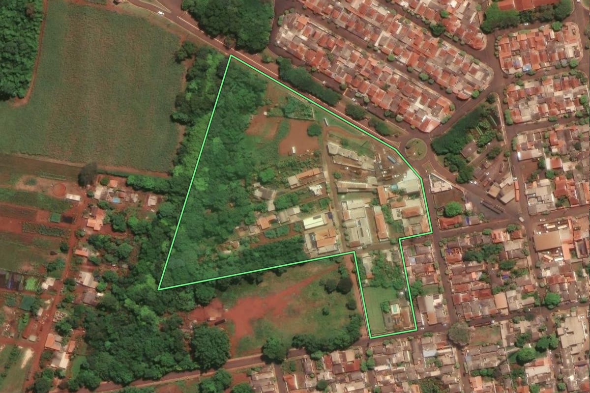 Imagem de satélite do imóvel rural em Sertãozinho (SP), com o contorno declarado no CAR desenhado por cima.