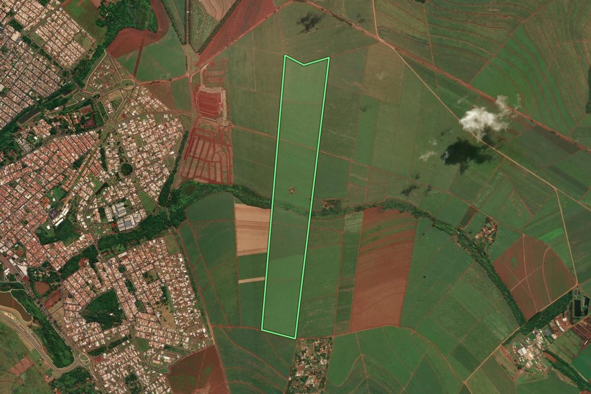 Imagem de satélite do imóvel rural em Sertãozinho (SP), com o contorno declarado no CAR desenhado por cima.